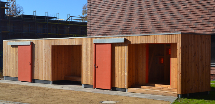 Gerätehaus Lale: minimalistische Baukörper mit senkrechter Lattung - Schulhofmöbel | FreiraumObjekte Ney GmbH