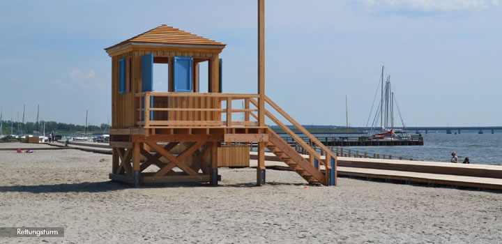 Ein hölzerner Rettungsturm am Strand, möglicherweise gefertigt von FreiraumObjekte Ney GmbH.