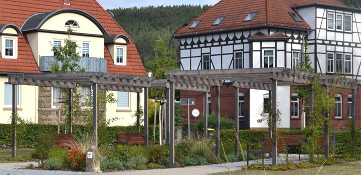 Stahl-Holz Pergola - Schulhofmöbel Ney
