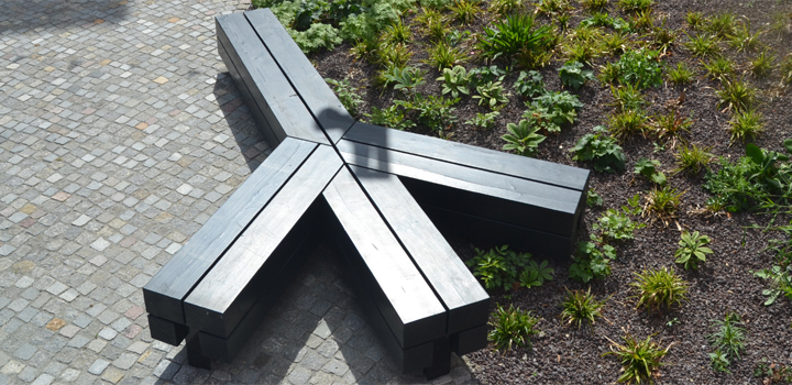 Bank Limes: Balkenbank Vollholz - Schulhofmöbel von Ney