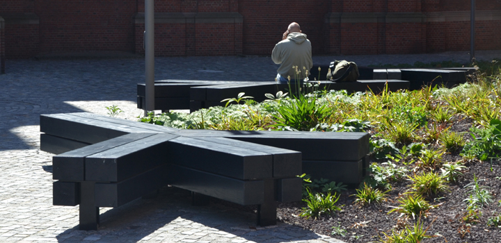 Bank Limes: Balkenbank Vollholz - Schulhofmöbel von Ney