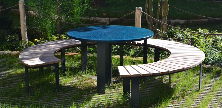 Kollektion Rota: sehr flache radiale Lattung - Schulhofmöbel