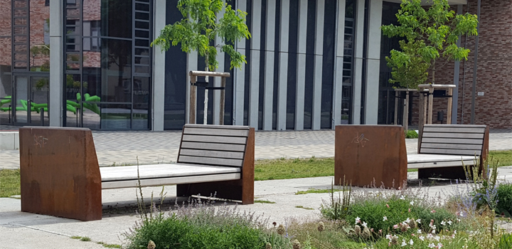 Kollektion Cube robuste Kollektion aus vorgerostetem Baustahl mit Holzlattung - Schulhofmöbel | FreiraumObjekte Ney GmbH