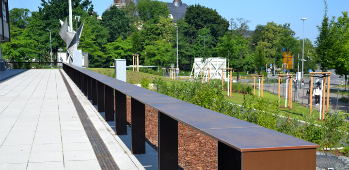 Tresenbank: sehr lange Tresen - Schulhofmöbel Ney