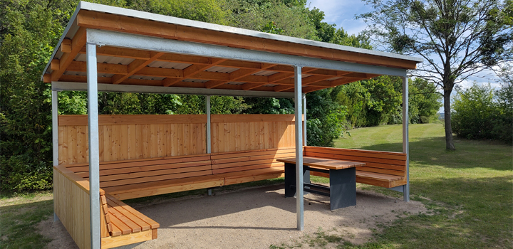 Grüner Salon: überdachte Sitzlandschaft zum kommunikativen Sitze - Schulhofmöbel Ney